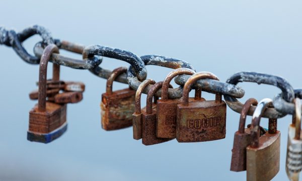 安全提示卡片示意,锁形图标与权限清单并列,冷色调简洁排版