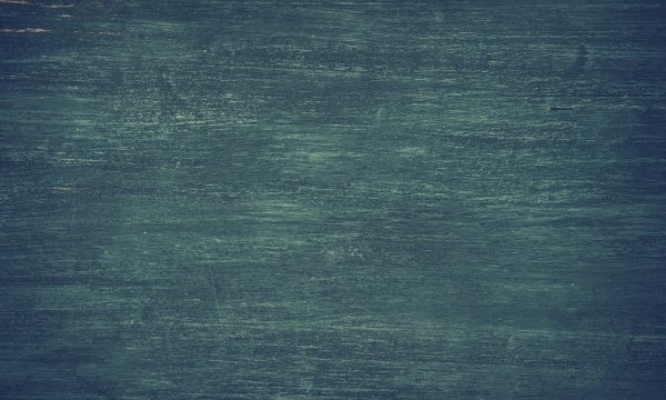 深色背景下的专题卡片墙，每张卡片带编号与状态徽章，留白充足